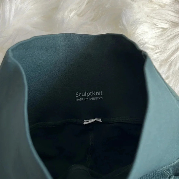 Sculptknit by fabletics shorts - Picture 3 of 5